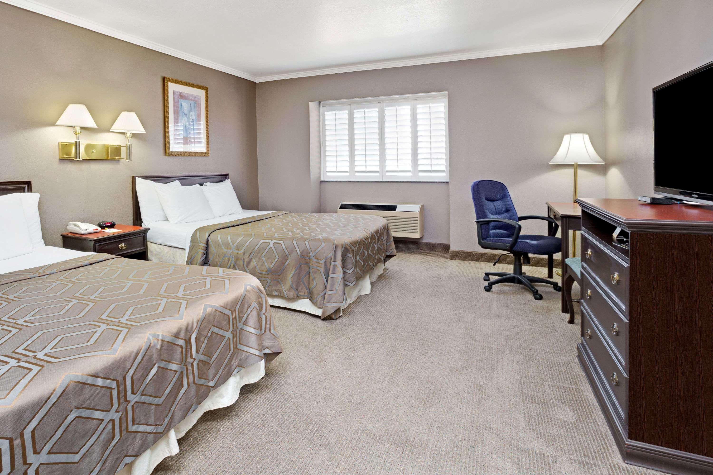 Days Inn By Wyndham West Covina Εξωτερικό φωτογραφία