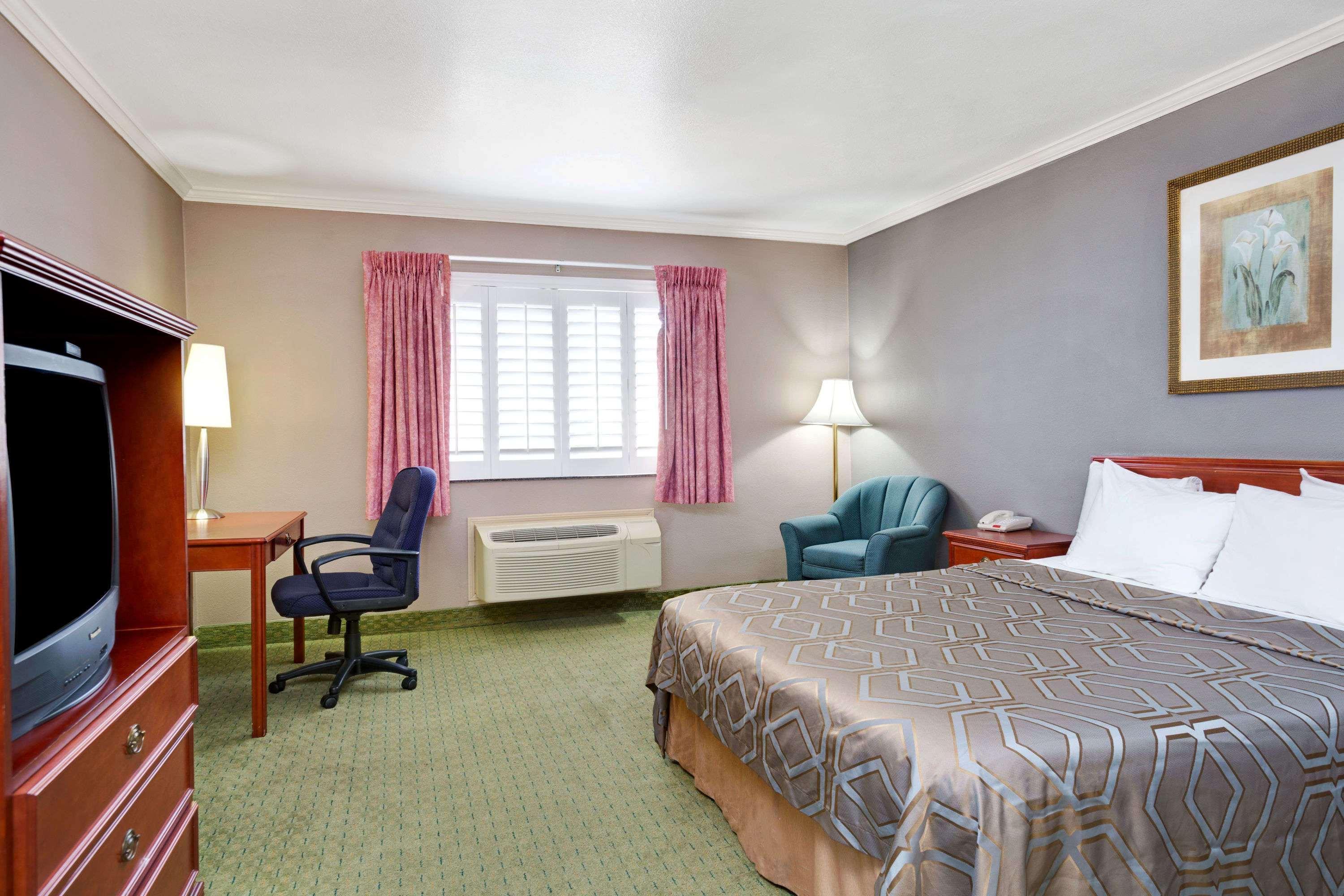 Days Inn By Wyndham West Covina Εξωτερικό φωτογραφία