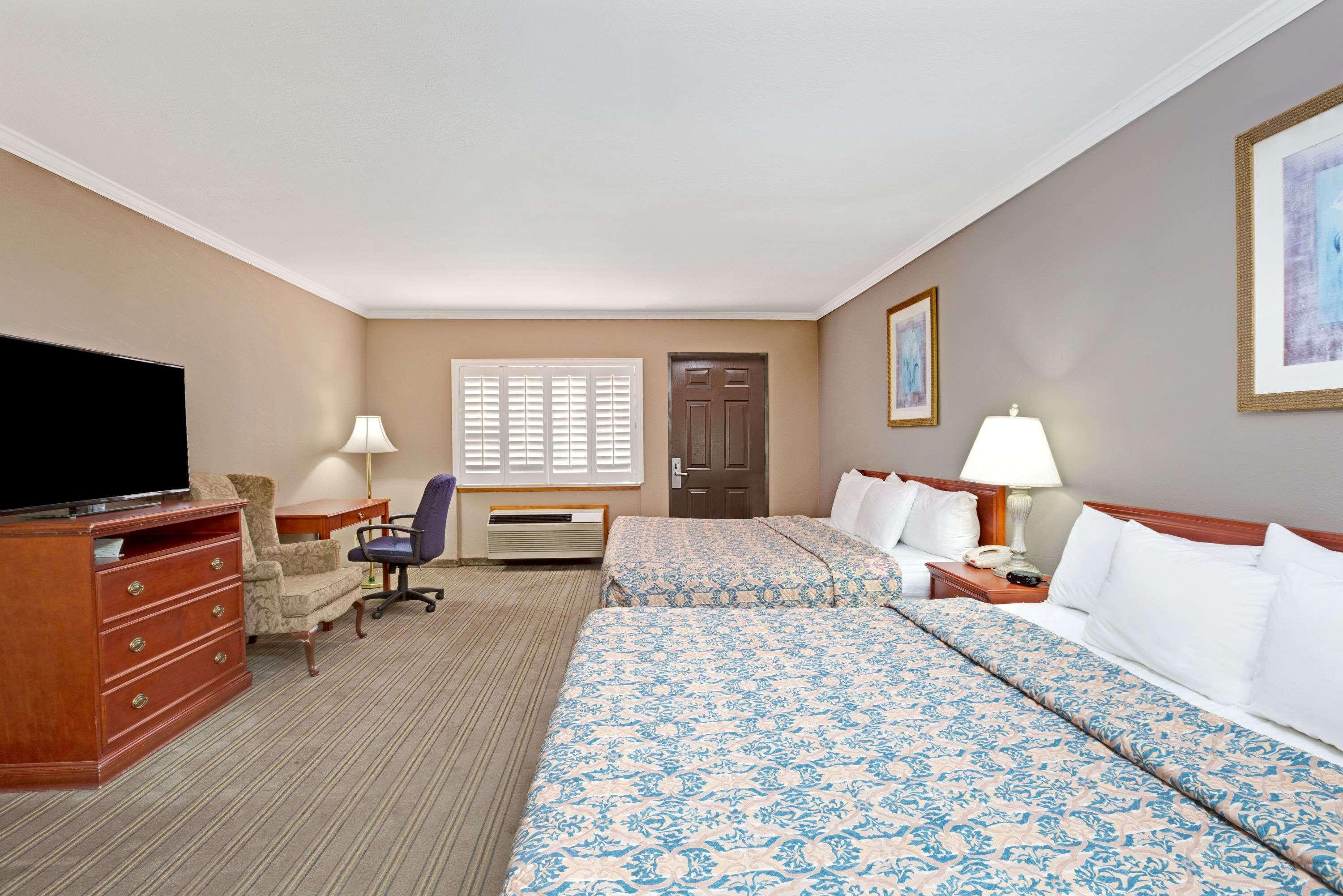 Days Inn By Wyndham West Covina Εξωτερικό φωτογραφία