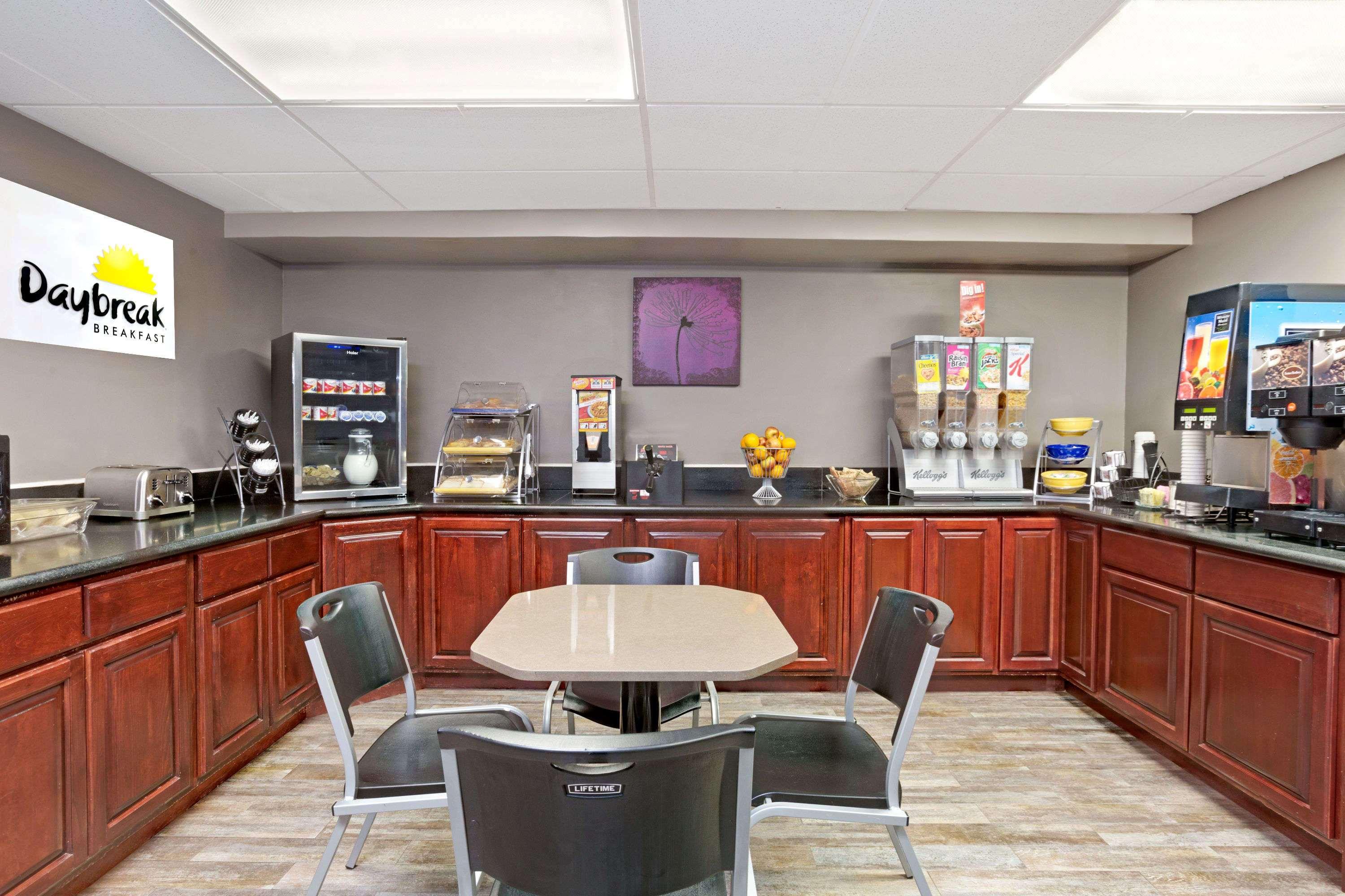 Days Inn By Wyndham West Covina Εξωτερικό φωτογραφία