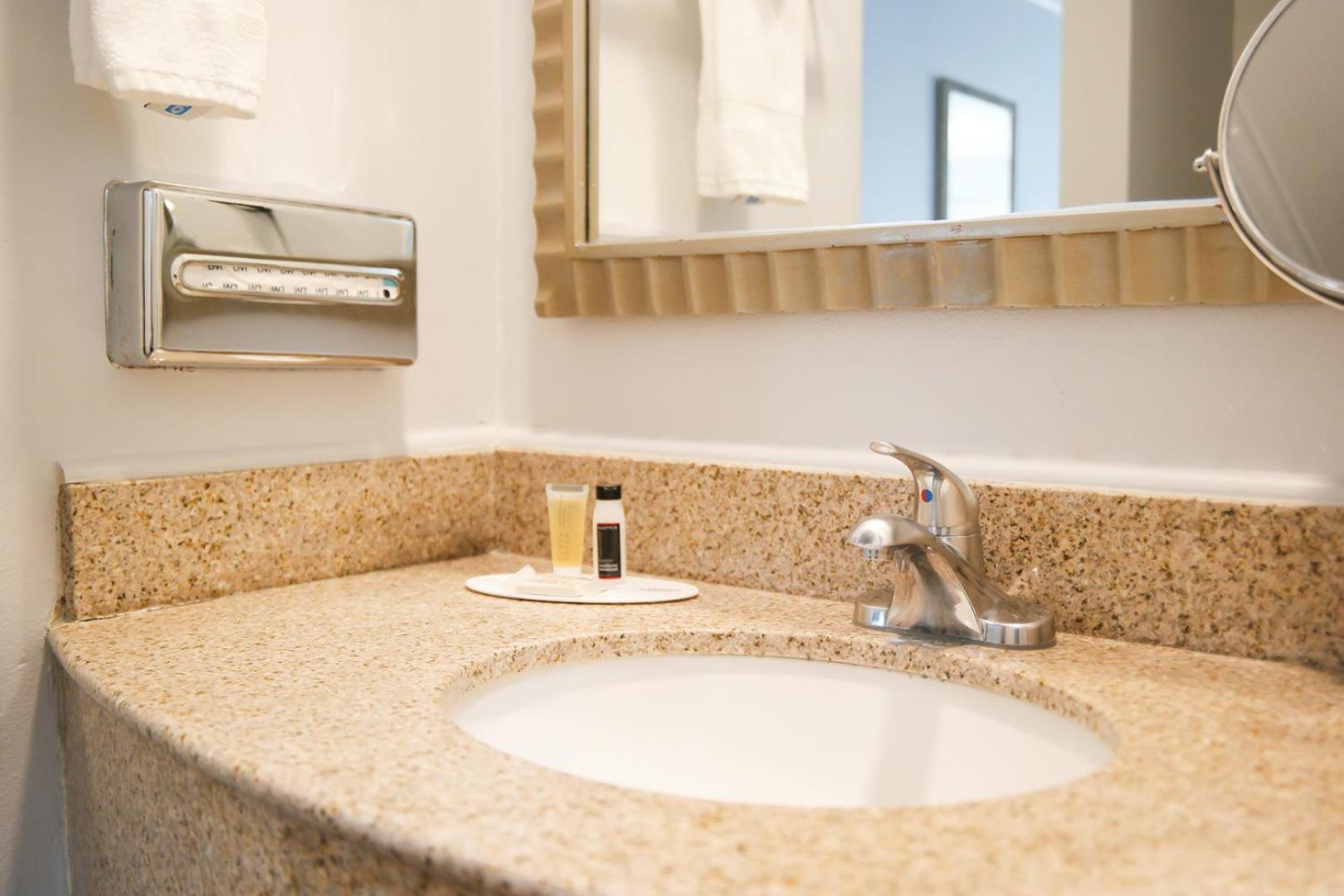 Days Inn By Wyndham West Covina Εξωτερικό φωτογραφία